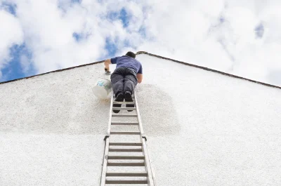 Peinture extérieure à la Crèche — façades et ravalement